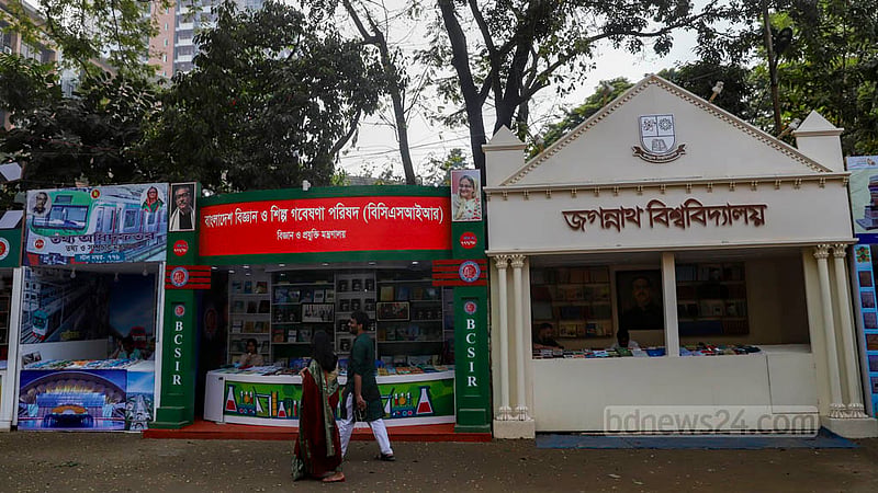 বইমেলার বাংলা একাডেমি প্রাঙ্গণে রয়েছে জগন্নাথ বিশ্ববিদালয়ের একটি স্টল।&amp;nbsp;ছবি: মাহমুদ জামান অভি