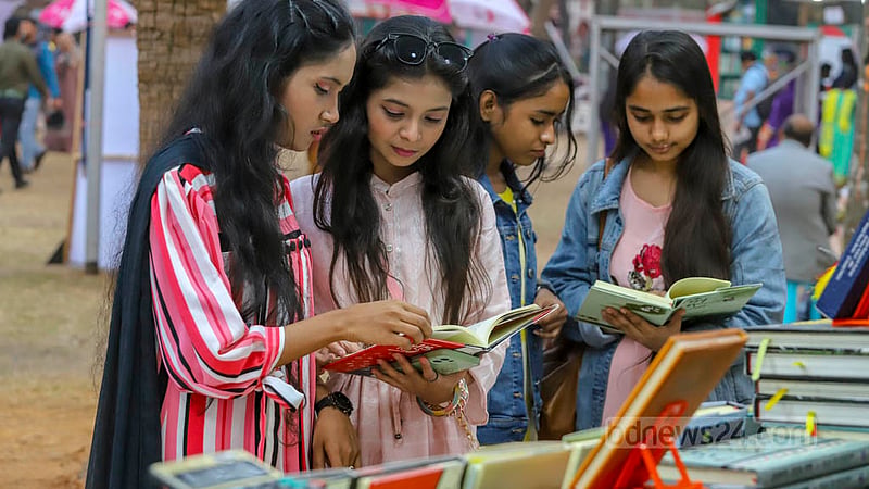 অমর একুশে বইমেলার একটি স্টলে বই দেখছেন বইপ্রেমীরা। ছবি: আসিফ মাহমুদ অভি