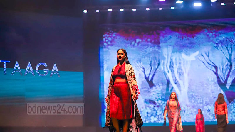 বাংলাদেশ আর্মি স্টেডিয়ামে হোপ ফেস্টিভালে শুক্রবার দ্বিতীয় দিনে ফ্যাশন শোতে মডেলরা।&amp;nbsp;ছবি: মাহমুদ জামান অভি