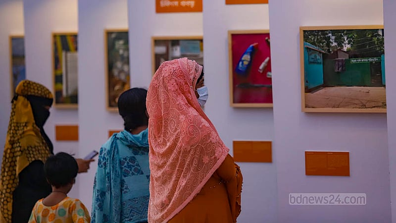 ঢাকার&amp;nbsp;হাজারীবাগ&amp;nbsp;এলাকার&amp;nbsp;গজমহল&amp;nbsp;খেলার&amp;nbsp;মাঠে&amp;nbsp;আলোকচিত্র&amp;nbsp;প্রদর্শনী&amp;nbsp;ঘুরে&amp;nbsp;দেখছেন&amp;nbsp;স্থানীয়রা। ছবি: মাহমুদ জামান অভি