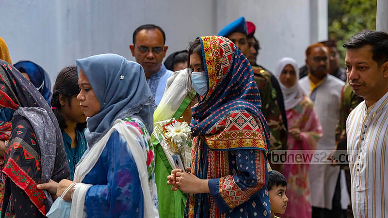 পিলখানা বিদ্রোহে নিহত সেনা কর্মকর্তাদেরে এক পরিবারের সদস্য ফুল হাতে শনিবার বনানীর সামরিক কবরস্থানে।&amp;nbsp;ছবি: মাহমুদ জামান অভি