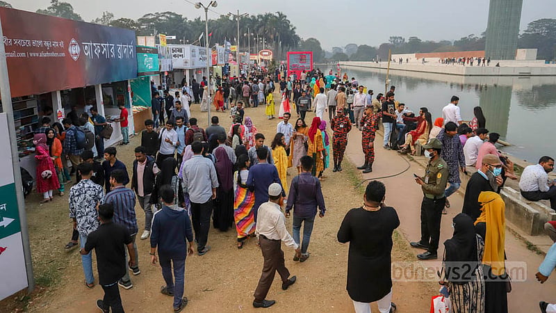 মাসব্যাপী বইমেলায় সপ্তাহের শেষ কর্মদিবস বৃহস্পতিবার বইপ্রেমীদের আনাগোনা ছিল চোখে পড়ার মতো। ছবি: আসিফ মাহমুদ অভি
