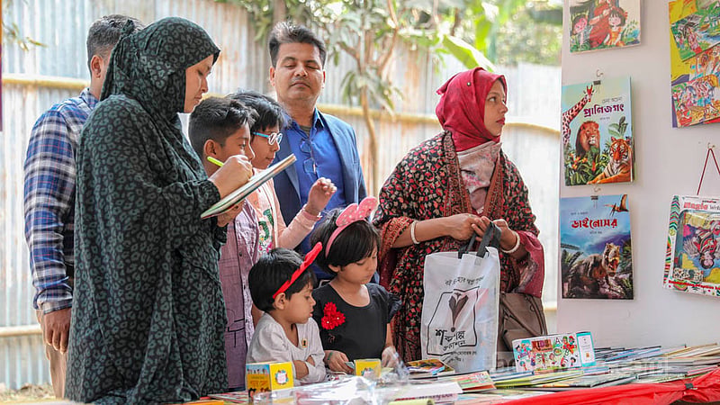 বইমেলার দ্বিতীয় শিশুপ্রহরে শনিবার অভিভাবকদের হাত ধরে বইয়ের রাজ্যে এসে তারা মহাখুশি। ছবি: আসিফ মাহমুদ অভি