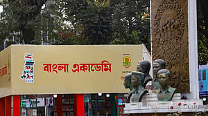 বাংলা একাডেমি প্রাঙ্গণে বইমেলা যেমন