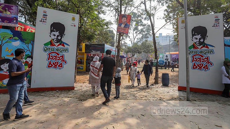 বইমেলার সোহরাওয়ার্দী উদ্যানের প্রধান প্রবেশপথ (মন্দিরের গেট) দিয়ে ঢুকতেই হাতের ডানপাশে করা হয়েছে শিশু চত্বর। এবার শিশু চত্বরের নামকরণ করা হয়েছে শেখ রাসেলের নামে। ছবি: আসিফ মাহমুদ অভি