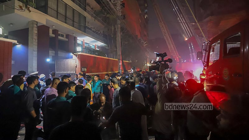 রাজধানীর গুলশান-২ নম্বরের একটি ভবনে আগুন লাগলে সেখান ভিড় করে উৎসুক মানুষ।