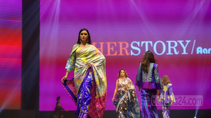 ঢাকায় আর্মি স্টেডিয়ামে হোপ ফেস্টিভালে শুক্রবার শাড়ি পরেও ফ্যাশন শোতে অংশ নেন মডেলরা।&amp;nbsp;ছবি: মাহমুদ জামান অভি
