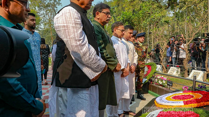 পিলখানা বিদ্রোহে নিহত সেনা কর্মকর্তাদের কবরে শনিবার আওয়ামী লীগের পক্ষ থেকে ফুল দিয়ে শ্রদ্ধা জানানো হয়।&amp;nbsp;ছবি: মাহমুদ জামান অভি
