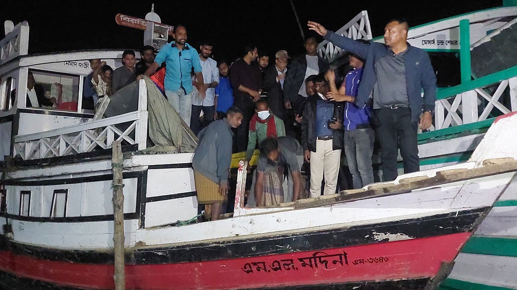 ৯৯৯ এ ফোন: কাপ্তাই হ্রদে আটকে থাকা ১৭৫ পর্যটক উদ্ধার
