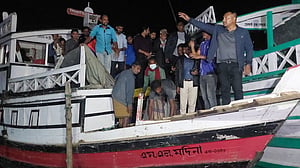 ৯৯৯ এ ফোন: কাপ্তাই হ্রদে আটকে থাকা ১৭৫ পর্যটক উদ্ধার