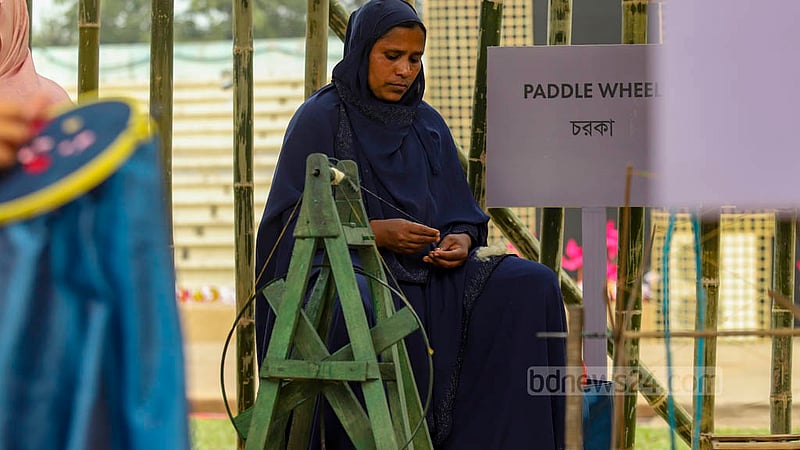 ব্র্যাকের হোপ ফেস্টিভালে স্থান পেয়েছে রেশমের গুটি এবং তা থেকে সুতা তৈরির কার্যপ্রণালী।&amp;nbsp;ছবি: মাহমুদ জামান অভি