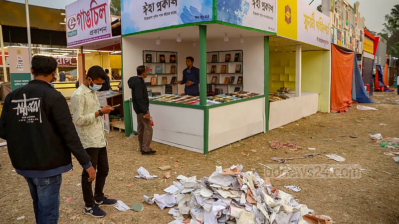 একুশে বইমেলার প্রথম দিন বুধবার সোহরাওয়ার্দী উদ্যানে মেলা প্রাঙ্গণে পড়ে ছিল কাগজের আবর্জনা; স্টল নির্মাণের কাজ শেষ না হওয়ায় এখনও ঠিকভাবে পরিষ্কার হয়নি অনেক জায়গা।&amp;nbsp;ছবি: মাহমুদ জামান অভি