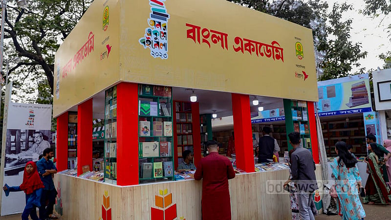 বাংলা একাডেমি প্রাঙ্গণে মেলার আয়োজক প্রতিষ্ঠানের স্টলেও নেই মানুষের ভিড়।&amp;nbsp;ছবি: মাহমুদ জামান অভি