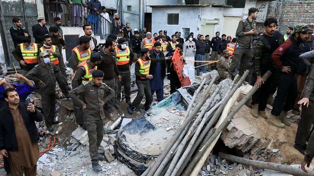 পেশোয়ারে মসজিদে হামলা: বোমাবাজ ঢুকেছিল পুলিশের পোশাকেই