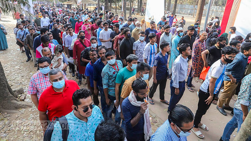 অমর একুশে বইমেলার শেষ দিন মঙ্গলবার মেলার প্রবেশে দর্শনার্থীদের দীর্ঘ লাইন। ছবি: আসিফ মাহমুদ অভি