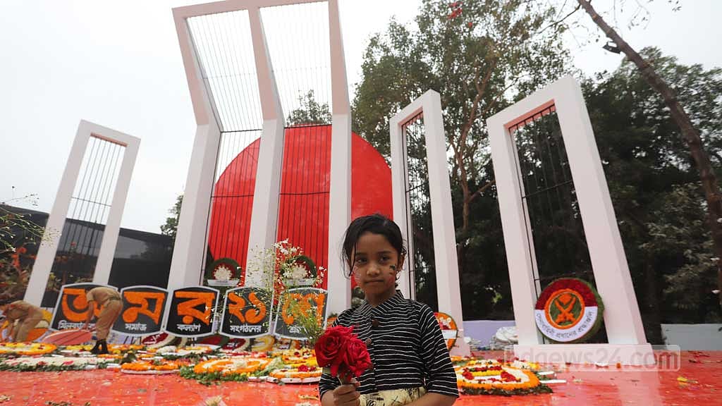একুশের গান কণ্ঠে তুলে শহীদ মিনারে
