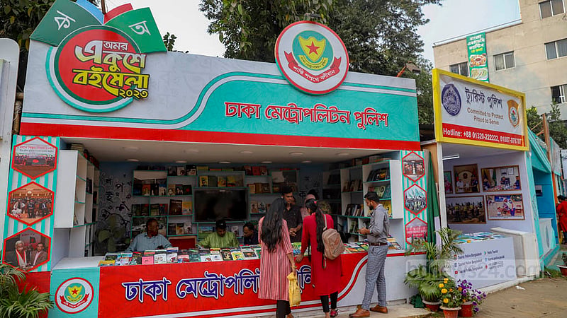 বইমেলার বাংলা একাডেমি প্রাঙ্গণে ঢাকা মেট্রোপলিটন পুলিশ ও ট্যুরিস্ট পুলিশের স্টল দুটি রয়েছে পাশাপাশি।&amp;nbsp;ছবি: মাহমুদ জামান অভি
