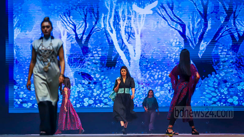 বাংলাদেশ আর্মি স্টেডিয়ামে হোপ ফেস্টিভালে শুক্রবার দ্বিতীয় দিনে ফ্যাশন শোতে মডেলরা।&amp;nbsp;ছবি: মাহমুদ জামান অভি