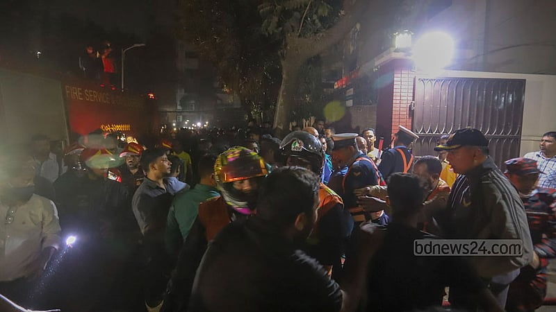 রাজধানীর গুলশান-২ নম্বরের একটি ভবনে আগুন লাগলে সেখান ভিড় করে উৎসুক মানুষ।