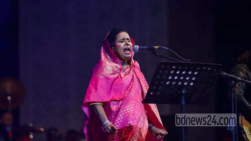 আর্মি স্টেডিয়ামে হোপ ফেস্টিভালে শুক্রবার সন্ধ্যায় মঞ্চে সংগীত পরিবেশন করে ইমন চৌধুরী ও তার দল।&amp;nbsp;ছবি: মাহমুদ জামান অভি