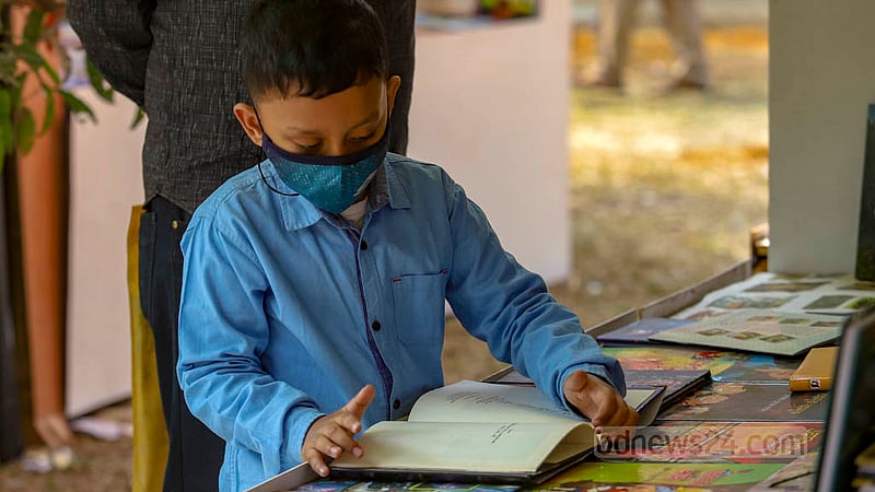 মা-বাবা ও স্বজনদের সঙ্গে বইমেলায় এসে বিভিন্ন স্টল ঘুরে বই কিনছে শিশুরা।&amp;nbsp;ছবি: মাহমুদ জামান অভি