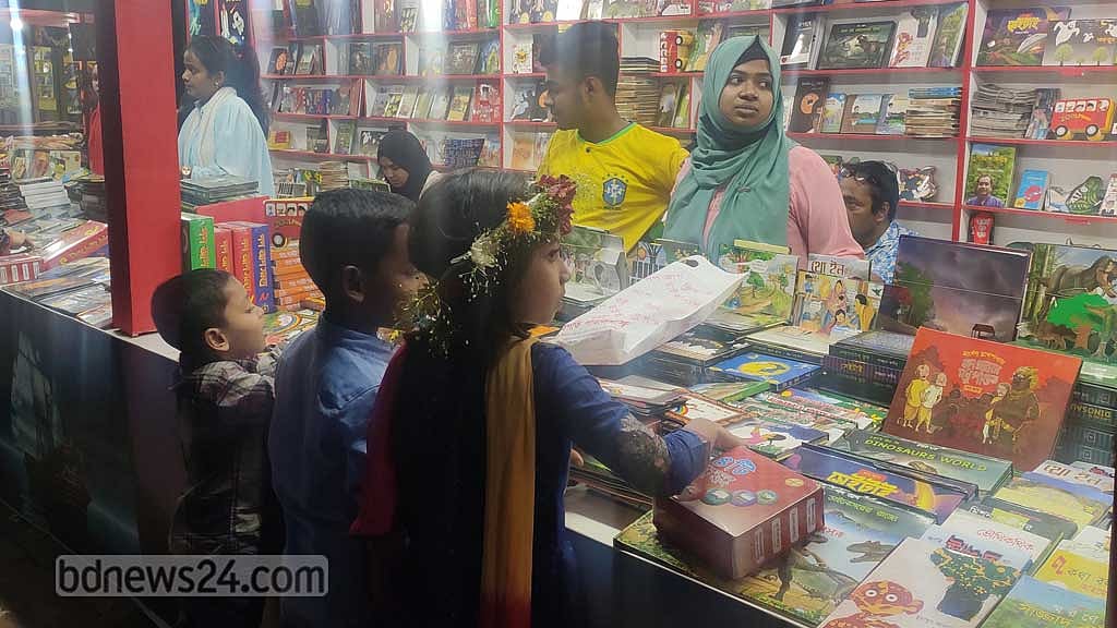 ক্ষুদেদের চোখ আটকায় রঙচঙে বইয়ে