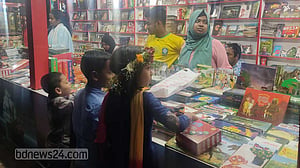 ক্ষুদেদের চোখ আটকায় রঙচঙে বইয়ে