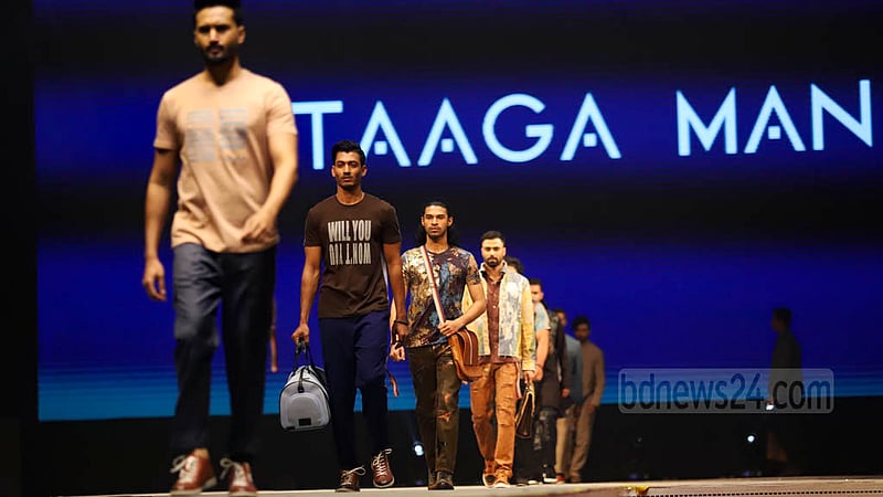 আর্মি স্টেডিয়ামে হোপ ফেস্টিভালে শুক্রবার দ্বিতীয় দিনে আড়ং এর পোশাকের ফ্যাশন শোতে মডেলরা।&amp;nbsp;ছবি: মাহমুদ জামান অভি