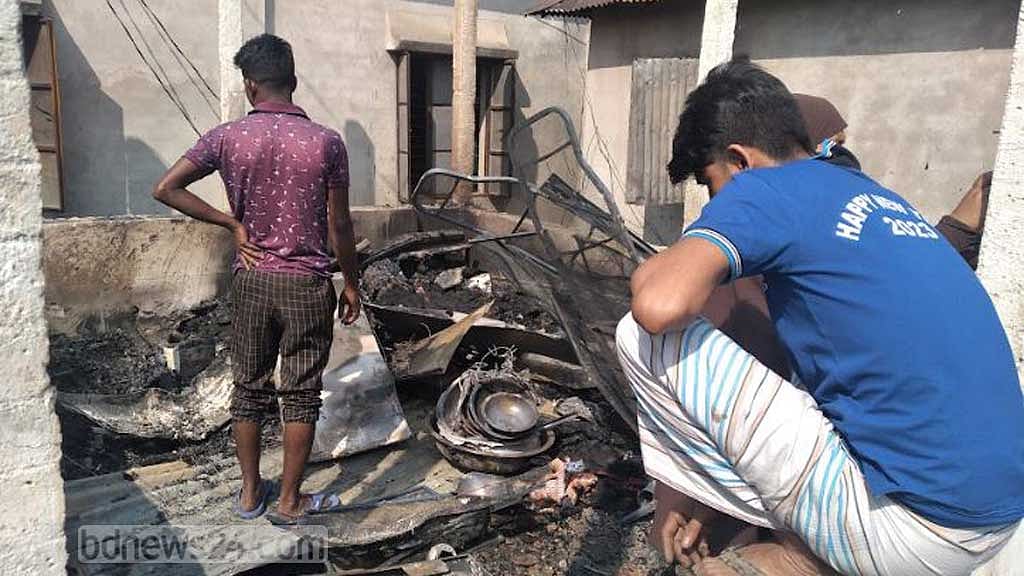 গাজীপুরে শ্রমিক কলোনিতে অগ্নিকাণ্ড: পুড়েছে ১৮ ঘর