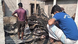 গাজীপুরে শ্রমিক কলোনিতে অগ্নিকাণ্ড: পুড়েছে ১৮ ঘর