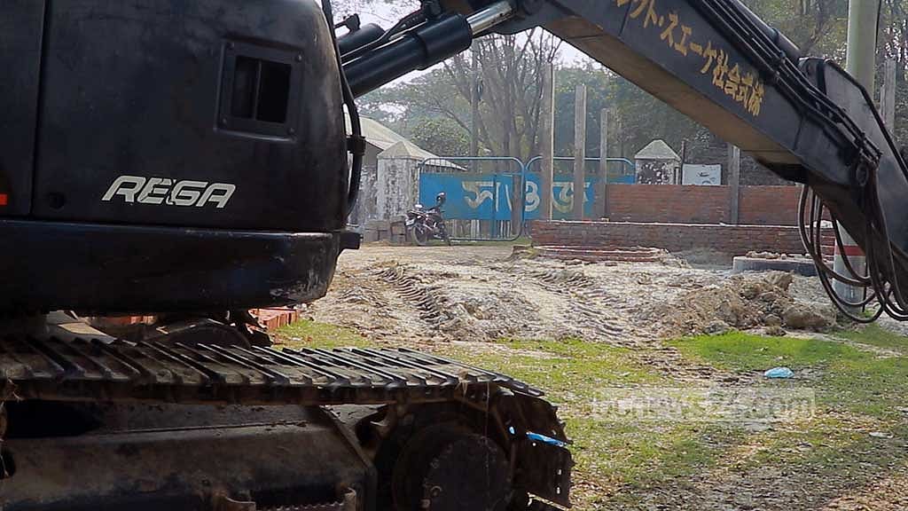 রেলের জমিতে যুবলীগ নেতার পিকনিক স্পট