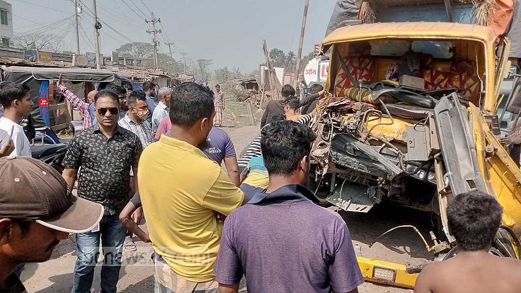 যশোরে গেট খোলা ক্রসিংয়ে ট্রেন-ট্রাকের সংঘর্ষ, পথচারী আহত
