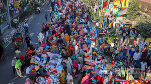 জমজমাট ‘হলিডে’ মার্কেট
