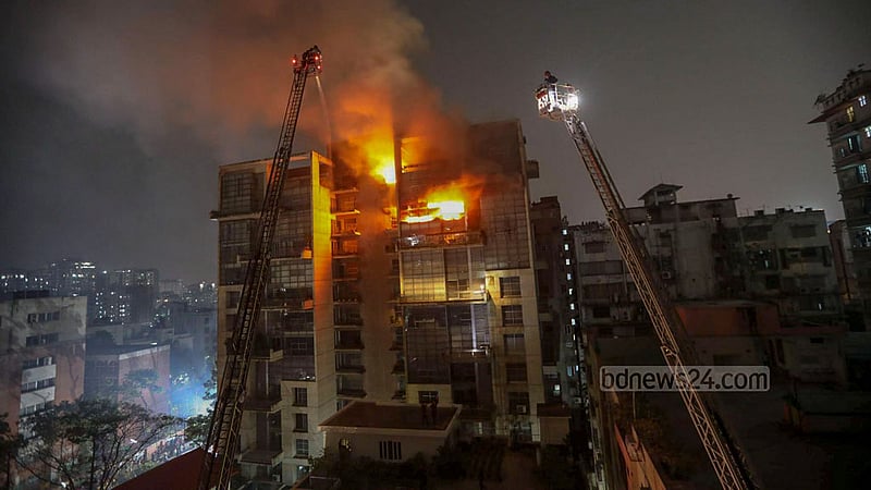 রাজধানীর গুলশান-২ নম্বরে রোববার সন্ধ্যায় একটি ভবনে লাগা আগুন নেভাতে ব্যস্ত ফায়ার সার্ভিস কর্মীরা।