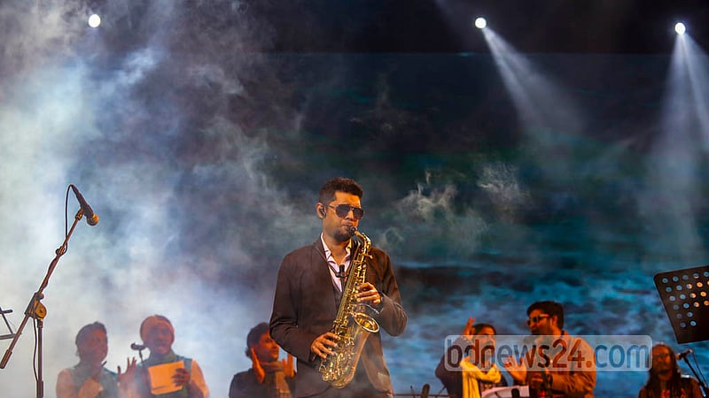 আর্মি স্টেডিয়ামে হোপ ফেস্টিভালে শুক্রবার সন্ধ্যায় মঞ্চে সংগীত পরিবেশন করে ইমন চৌধুরী ও তার দল।&amp;nbsp;ছবি: মাহমুদ জামান অভি