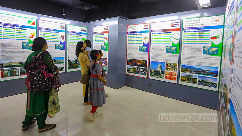 আন্তর্জাতিক মাতৃভাষা ইনস্টিটিউটের ভাষা জাদুঘর উদ্বোধনের আগের দিন সোমবার ঘুরে দেখছেন দর্শনার্থীরা। ছবি: আসিফ মাহমুদ অভি