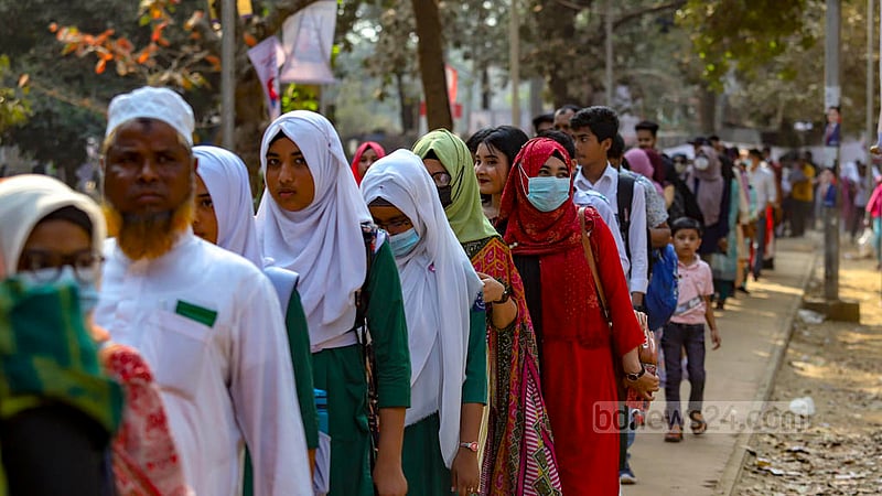 অমর একুশে বইমেলা শেষ হবার আর একদিন বাকি, সোমবার বিকালে মেলায় প্রবেশে দর্শনার্থীদের দীর্ঘ লাইন।&amp;nbsp;ছবি: মাহমুদ জামান অভি