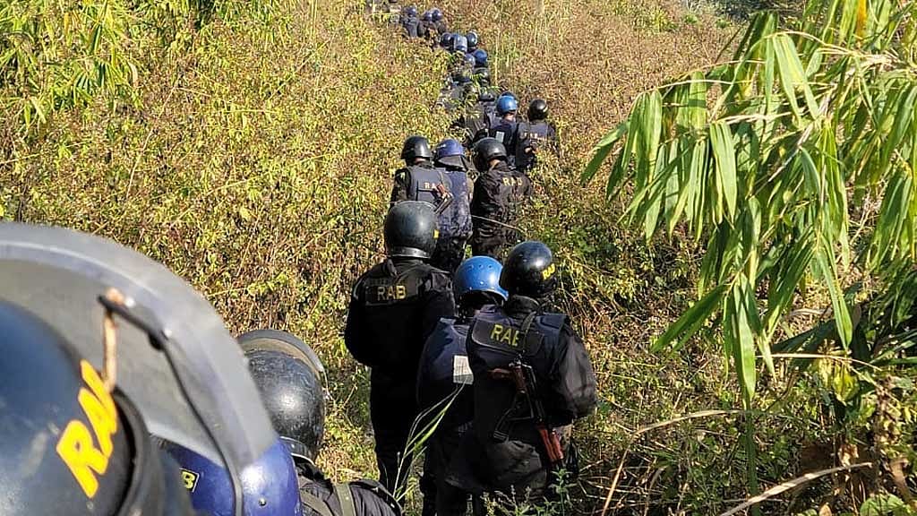 পাহাড়ে দিনভর র‌্যাবের অভিযানে ১৭ জঙ্গিসহ গ্রেপ্তার ২০