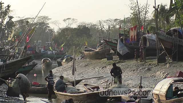 মধ্যরাত থেকে মেঘনা-তেঁতুলিয়ায় মাছ ধরায় নিষেধাজ্ঞা