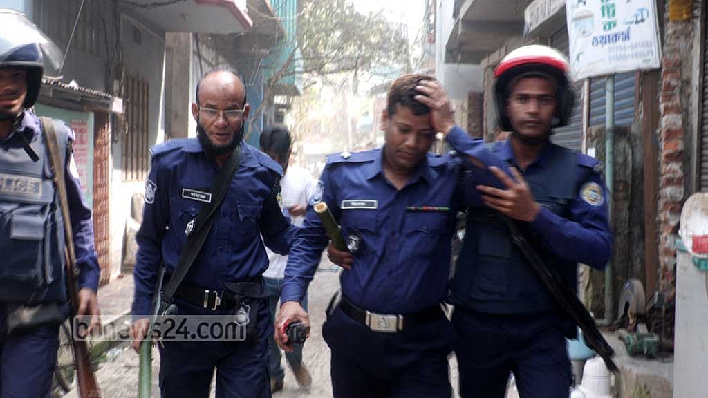 ঝালকাঠিতে বিএনপির সঙ্গে সংঘর্ষে পুলিশসহ আহত ১০, আটক ১৬