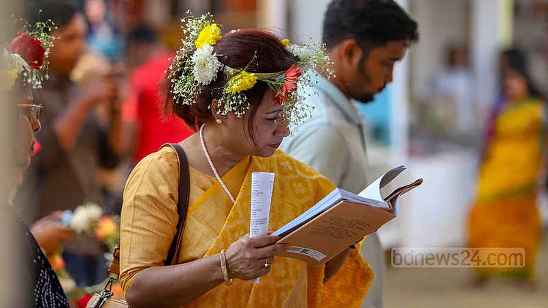 মাথায় ফুলের রিং, পরনে বাসন্তী রঙের শাড়ি, হাতে বই সোমবার অমর একুশে বইমেলার স্টলে স্টলে অনেক নারীদের দেখা মিললো এমন সাজে।&amp;nbsp;ছবি: মাহমুদ জামান অভি
