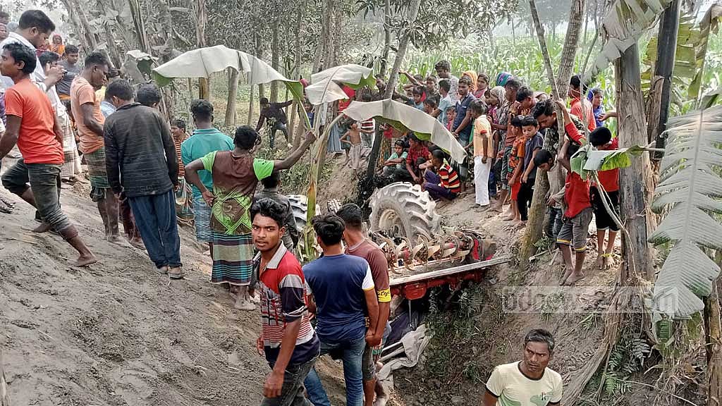 ট্রাক্টর উল্টে খাদে, চাপা পড়ে চালকের মৃত্যু