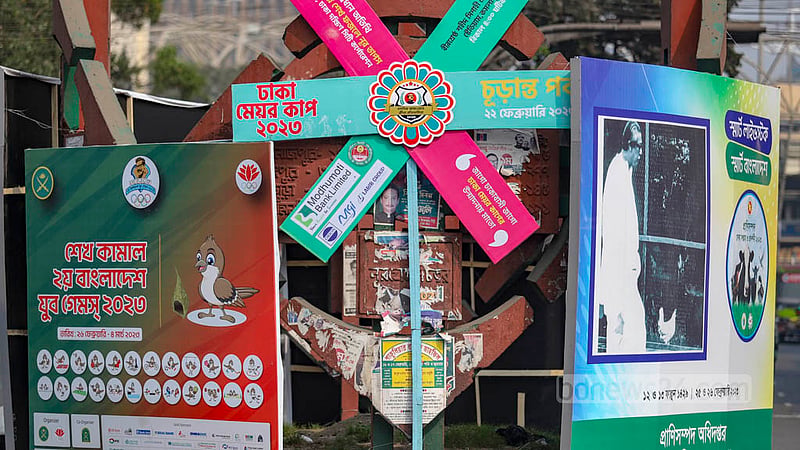 ঢাকার গুলিস্তানের জিরো পয়েন্ট বা নূর হোসেন চত্বরের ইতিহাস কি সবাই ভুলে যেতে বসল!&amp;nbsp; গণতান্ত্রিক আন্দোলনের স্মরণীয় এই ব্যক্তির নাম সেখানে খুঁজে পাওয়া মুশকিল, চারদিকে ছেয়ে আছে ব্যানার আর ফেস্টুনে।&amp;nbsp;ছবি: মাহমুদ জামান অভি