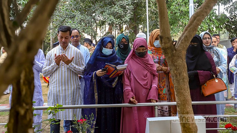 বনানীর সামরিক কবরস্থানে পিলখানা বিদ্রোহে নিহত সেনা কর্মকর্তাদের কবর জিয়ারত করেন পরিবারের সদস্যরা।&amp;nbsp;ছবি: মাহমুদ জামান অভি
