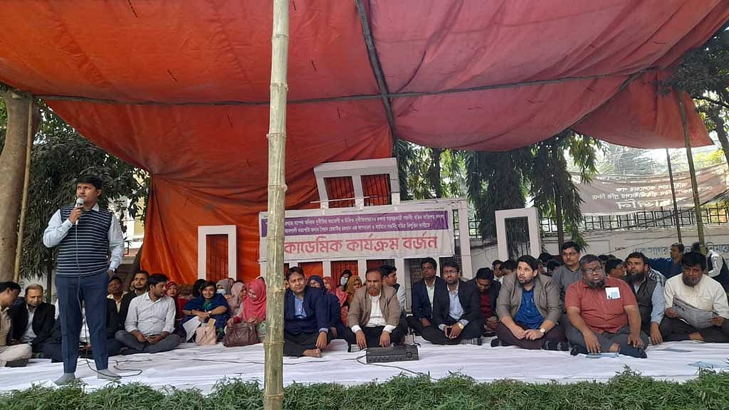 শিক্ষা কার্যক্রম বন্ধ রেখে আন্দোলনে ধানমণ্ডি আইডিয়ালের শিক্ষকরা