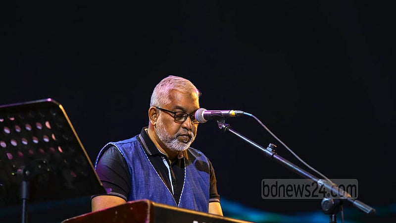 ঢাকায় আর্মি স্টেডিয়ামে হোপ ফেস্টিভালে শুক্রবার সন্ধ্যায় মঞ্চে রেনেসাঁ, ফিডব্যাক ব্যান্ড দলের সদস্যরা গানে ও বাদ্যযন্ত্র বাজিয়ে মাতিয়ে রাখেন শ্রোতা-দর্শকদের।&amp;nbsp;ছবি: মাহমুদ জামান অভি