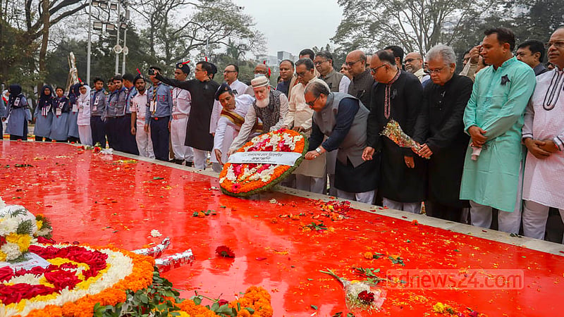 প্রধান বিচারপতি হাসান ফয়েজ সিদ্দিকী মঙ্গলবার সকালে কেন্দ্রীয় শহীদ মিনারে ভাষা শহীদদের প্রতি শ্রদ্ধা নিবেদন করেন। ছবি: আসিফ মাহমুদ অভি