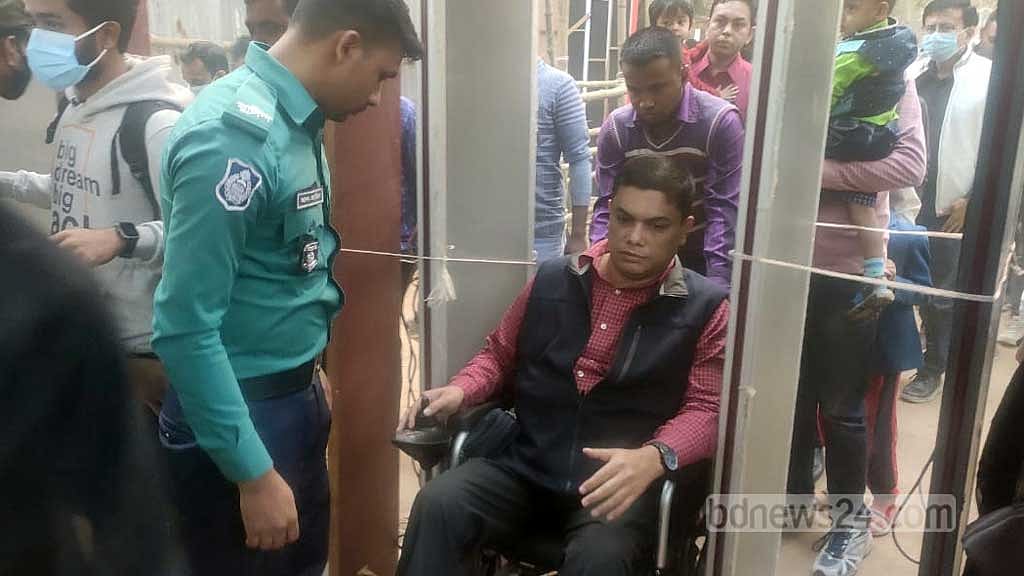 বইমেলার টানে হুইল চেয়ারে, ‘বিড়ম্বনা’ও যেন পিছুপিছু