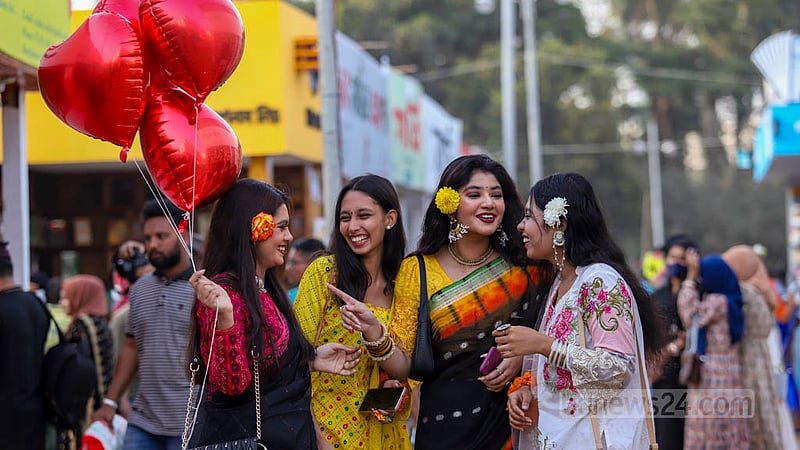 পহেলা ফাল্গুন ও বিশ্ব ভালোবাসা দিবস একই দিনে উদযাপনের ভিড় এড়াতে অনেকেই একদিন আগেই বসন্তের সাজে হাজির হয়েছিলেন বইমেলায়। প্রিয়জনের সঙ্গে হাসি ঠাট্টায় কাটিয়েছেন সময়।&amp;nbsp;ছবি: মাহমুদ জামান অভি