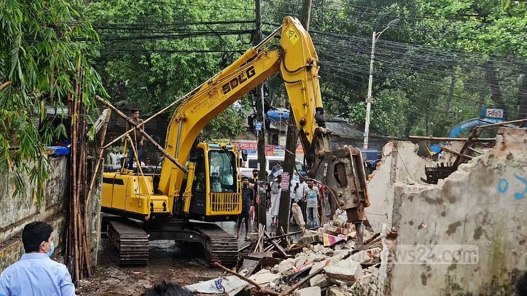 চট্টগ্রাম মেডিকেলের বার্ন ইউনিটের জমি থেকে তিনশ অবৈধ ঘর উচ্ছেদ